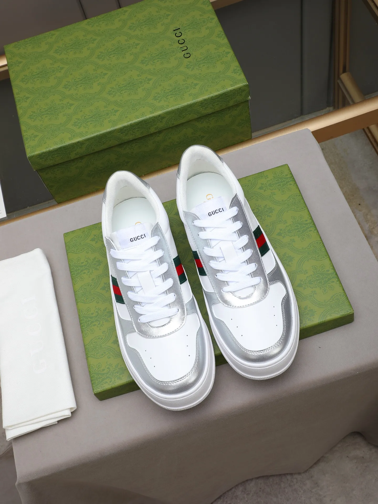 PP420 new men's shoes GUCCI fashion trend, made of first-layer calfskin➕breathable mesh lining! The foot feels super comfortable and the workmanship is impeccable. The original ultra-light outsole, size: 38-44 (45 customized), 5 colors to choose from!